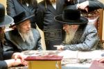 כ"ק אדמו"ר מסאטמאר שליט"א ביים איבערגיין מיט די וועד העירוב די נייע פארענדיגטע מאפע פין די ריזן עירוב אין קרית יואל והגלילות...