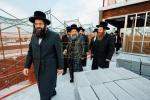 כ"ק אדמו"ר מבאבוב-45 שליט"א באזוכט ביים נייעם ביהמ"ד הגדול ההולך ונבנה..