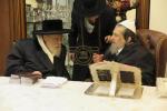 כ"ק אדמו"ר מתולדות אהרן שליט"א אויף א באזוך בבית נאוה קודש פון הרה"ק רבי יעקב מאיר שעכטער שליט"א איידערן ארויספארן קייין חוץ לארץ.