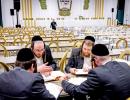 גרויסארטיגע סיום מסכת אין ראמען פון חבורת זכרו אין קרית יואל בראשות כ"ק אדמו"ר מסאטמאר שליט"א 