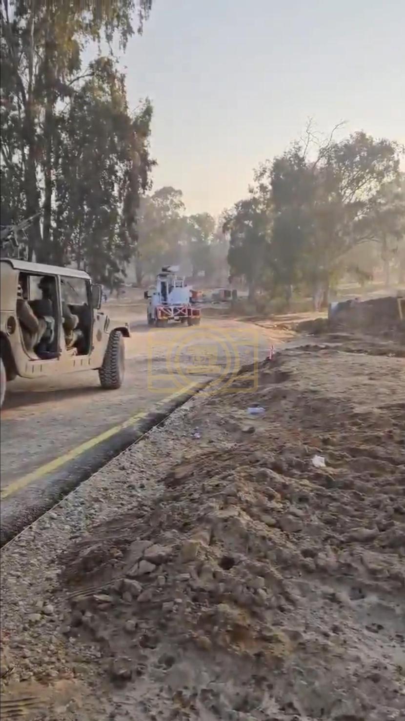 Main image for אמעריקאנע מיליטערישע טרעקלעך ווערן געזען אריינפארן אין צענטראל עזה צו זיכער מאכן אז די פייער אפשטעל גייט ווי געפלאנט