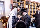 כ"ק אדמו"ר מסאטמאר שליט"א ביי תפילת שחרית ואמירת הלל  שלחנו הטהור לכבוד ר"ח נאך תפילת שחרית אין ישיבה גדולה שיעור ד'.