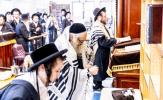 כ"ק אדמו"ר מסאטמאר שליט"א ביי תפילת שחרית ואמירת הלל  שלחנו הטהור לכבוד ר"ח נאך תפילת שחרית אין ישיבה גדולה שיעור ד'.