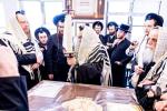 כ"ק אדמו"ר מסאטמאר שליט"א ביי תפילת שחרית ואמירת הלל  שלחנו הטהור לכבוד ר"ח נאך תפילת שחרית אין ישיבה גדולה שיעור ד'.