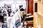 כ"ק אדמו"ר מסאטמאר שליט"א ביי תפילת שחרית ואמירת הלל  שלחנו הטהור לכבוד ר"ח נאך תפילת שחרית אין ישיבה גדולה שיעור ד'.