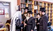 כ"ק אדמו"ר מסאטמאר שליט"א ביי תפילת שחרית ואמירת הלל  שלחנו הטהור לכבוד ר"ח נאך תפילת שחרית אין ישיבה גדולה שיעור ד'.