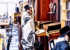 כ"ק אדמו"ר מסאטמאר שליט"א ביי תפילת שחרית ואמירת הלל  שלחנו הטהור לכבוד ר"ח נאך תפילת שחרית אין ישיבה גדולה שיעור ד'.