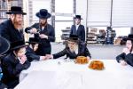 כ"ק אדמו"ר מסאטמאר שליט"א ביי תפילת שחרית ואמירת הלל  שלחנו הטהור לכבוד ר"ח נאך תפילת שחרית אין ישיבה גדולה שיעור ד'.
