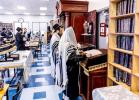 כ"ק אדמו"ר מסאטמאר שליט"א ביי תפילת שחרית ואמירת הלל  שלחנו הטהור לכבוד ר"ח נאך תפילת שחרית אין ישיבה גדולה שיעור ד'.