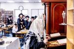 כ"ק אדמו"ר מסאטמאר שליט"א ביי תפילת שחרית ואמירת הלל  שלחנו הטהור לכבוד ר"ח נאך תפילת שחרית אין ישיבה גדולה שיעור ד'.