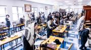 כ"ק אדמו"ר מסאטמאר שליט"א ביי תפילת שחרית ואמירת הלל  שלחנו הטהור לכבוד ר"ח נאך תפילת שחרית אין ישיבה גדולה שיעור ד'.