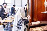 כ"ק אדמו"ר מסאטמאר שליט"א ביי תפילת שחרית ואמירת הלל  שלחנו הטהור לכבוד ר"ח נאך תפילת שחרית אין ישיבה גדולה שיעור ד'.