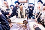 כ"ק אדמו"ר מסאטמאר שליט"א ביי תפילת שחרית ואמירת הלל  שלחנו הטהור לכבוד ר"ח נאך תפילת שחרית אין ישיבה גדולה שיעור ד'.