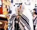 כ"ק אדמו"ר מסאטמאר שליט"א ביי תפילת שחרית ואמירת הלל  שלחנו הטהור לכבוד ר"ח נאך תפילת שחרית אין ישיבה גדולה שיעור ד'.