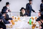 כ"ק אדמו"ר מסאטמאר שליט"א ביי תפילת שחרית ואמירת הלל  שלחנו הטהור לכבוד ר"ח נאך תפילת שחרית אין ישיבה גדולה שיעור ד'.