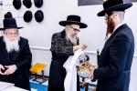 כ"ק אדמו"ר מסאטמאר שליט"א ביי תפילת שחרית ואמירת הלל  שלחנו הטהור לכבוד ר"ח נאך תפילת שחרית אין ישיבה גדולה שיעור ד'.