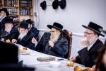 כ"ק אדמו"ר מסאטמאר שליט"א ביי תפילת שחרית ואמירת הלל  שלחנו הטהור לכבוד ר"ח נאך תפילת שחרית אין ישיבה גדולה שיעור ד'.
