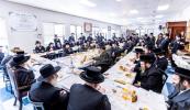 כ"ק אדמו"ר מסאטמאר שליט"א ביי תפילת שחרית ואמירת הלל  שלחנו הטהור לכבוד ר"ח נאך תפילת שחרית אין ישיבה גדולה שיעור ד'.