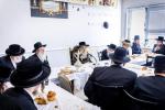 כ"ק אדמו"ר מסאטמאר שליט"א ביי תפילת שחרית ואמירת הלל  שלחנו הטהור לכבוד ר"ח נאך תפילת שחרית אין ישיבה גדולה שיעור ד'.