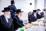 כ"ק אדמו"ר מסאטמאר שליט"א ביי תפילת שחרית ואמירת הלל  שלחנו הטהור לכבוד ר"ח נאך תפילת שחרית אין ישיבה גדולה שיעור ד'.