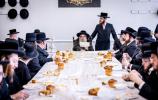 כ"ק אדמו"ר מסאטמאר שליט"א ביי תפילת שחרית ואמירת הלל  שלחנו הטהור לכבוד ר"ח נאך תפילת שחרית אין ישיבה גדולה שיעור ד'.