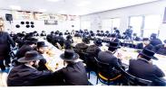 כ"ק אדמו"ר מסאטמאר שליט"א ביי תפילת שחרית ואמירת הלל  שלחנו הטהור לכבוד ר"ח נאך תפילת שחרית אין ישיבה גדולה שיעור ד'.