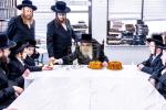 כ"ק אדמו"ר מסאטמאר שליט"א ביי תפילת שחרית ואמירת הלל  שלחנו הטהור לכבוד ר"ח נאך תפילת שחרית אין ישיבה גדולה שיעור ד'.