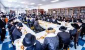 כ"ק אדמו"ר מסאטמאר שליט"א ביי תפילת שחרית ואמירת הלל  שלחנו הטהור לכבוד ר"ח נאך תפילת שחרית אין ישיבה גדולה שיעור ד'.