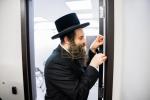 קרית יטב לב - קביעת מזוזה פון די נייע אפיסעס פון די מוסדות 