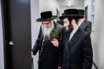 קרית יטב לב - קביעת מזוזה פון די נייע אפיסעס פון די מוסדות 