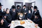 קרית יטב לב - קביעת מזוזה פון די נייע אפיסעס פון די מוסדות 