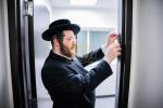 קרית יטב לב - קביעת מזוזה פון די נייע אפיסעס פון די מוסדות 