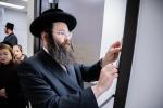 קרית יטב לב - קביעת מזוזה פון די נייע אפיסעס פון די מוסדות 