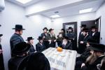 קרית יטב לב - קביעת מזוזה פון די נייע אפיסעס פון די מוסדות 