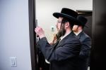 קרית יטב לב - קביעת מזוזה פון די נייע אפיסעס פון די מוסדות 