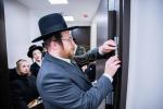 קרית יטב לב - קביעת מזוזה פון די נייע אפיסעס פון די מוסדות 