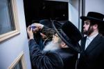 קרית יטב לב - קביעת מזוזה פון די נייע אפיסעס פון די מוסדות 