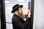 קרית יטב לב - קביעת מזוזה פון די נייע אפיסעס פון די מוסדות 