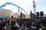 נאך בילדער פונעם מעמד יציקת הבורות פאר ביהמ"ד הגדול מרכז חסידי ויזניץ