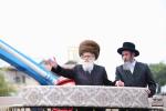 נאך בילדער פונעם מעמד יציקת הבורות פאר ביהמ"ד הגדול מרכז חסידי ויזניץ