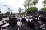 נאך בילדער פונעם מעמד יציקת הבורות פאר ביהמ"ד הגדול מרכז חסידי ויזניץ
