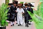 Main image for פסח בחצר הקודש ויזניץ