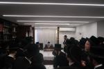 בחורים ישיבת הגאון רבי חיים ווייס שליט"א פארהערן זיך ביי כ"ק גאב"ד ירושלים שליט"א 