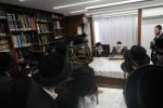 בחורים ישיבת הגאון רבי חיים ווייס שליט"א פארהערן זיך ביי כ"ק גאב"ד ירושלים שליט"א 