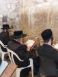 כ"ק אדמו"ר מפינסק קארלין שליט"א ביים כותל המערבי 