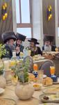 הרה"צ רבי אלימלך בידערמאן שליט"א באטייליגט זיך ביי א ברית לבן העסקן רבי מרדכי שווארץ פון ביתר 