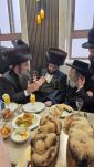 הרה"צ רבי אלימלך בידערמאן שליט"א באטייליגט זיך ביי א ברית לבן העסקן רבי מרדכי שווארץ פון ביתר 