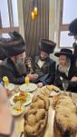הרה"צ רבי אלימלך בידערמאן שליט"א באטייליגט זיך ביי א ברית לבן העסקן רבי מרדכי שווארץ פון ביתר 