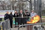 ענואל בריעד צוזאמען מיט NYPD, FDNY, DSNY ביי שריפת חמץ ערב פסח