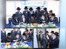 אדמו"רים ורבנים שליט"א ביי קביעת מזוזה אין די נייע אפיסעס פון בוני עולם אין ארץ ישראל 